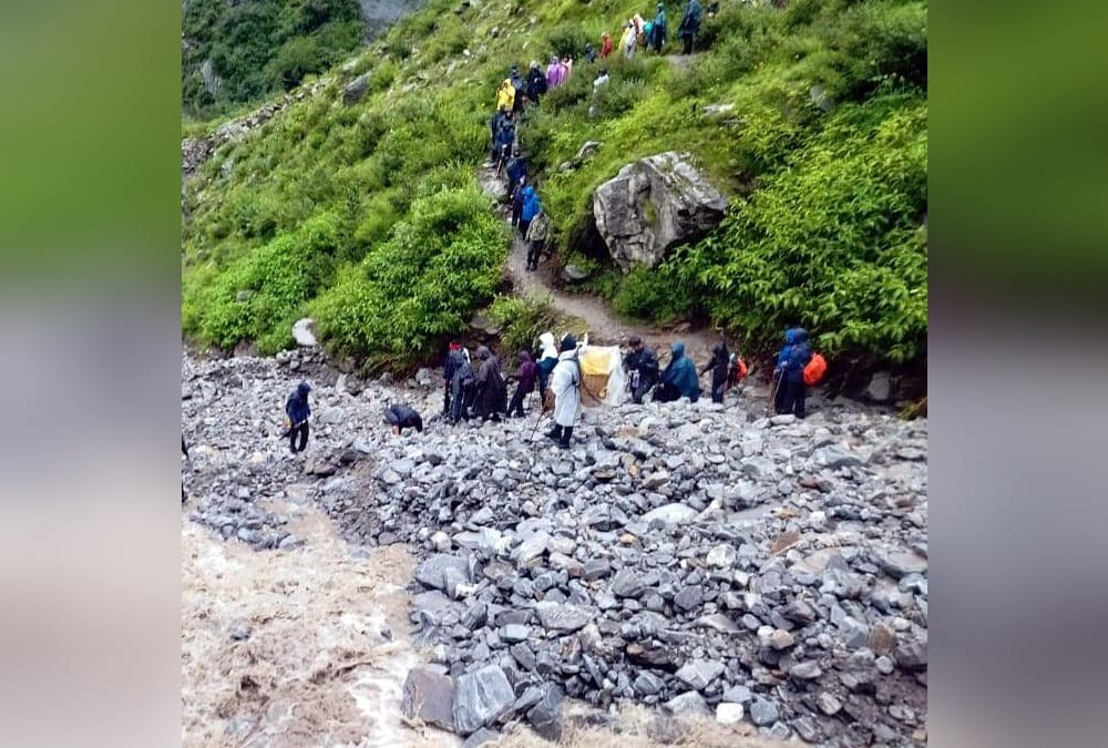 Uttarakhand weather News: Heavy rain in Valley of Flowers and 163 tourists rescued photos
