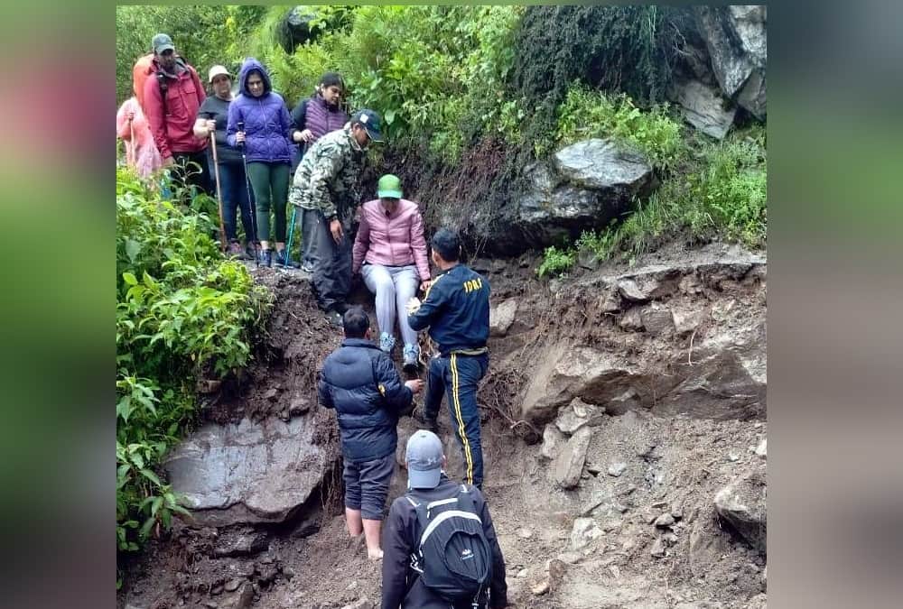 Uttarakhand weather News: Heavy rain in Valley of Flowers and 163 tourists rescued photos