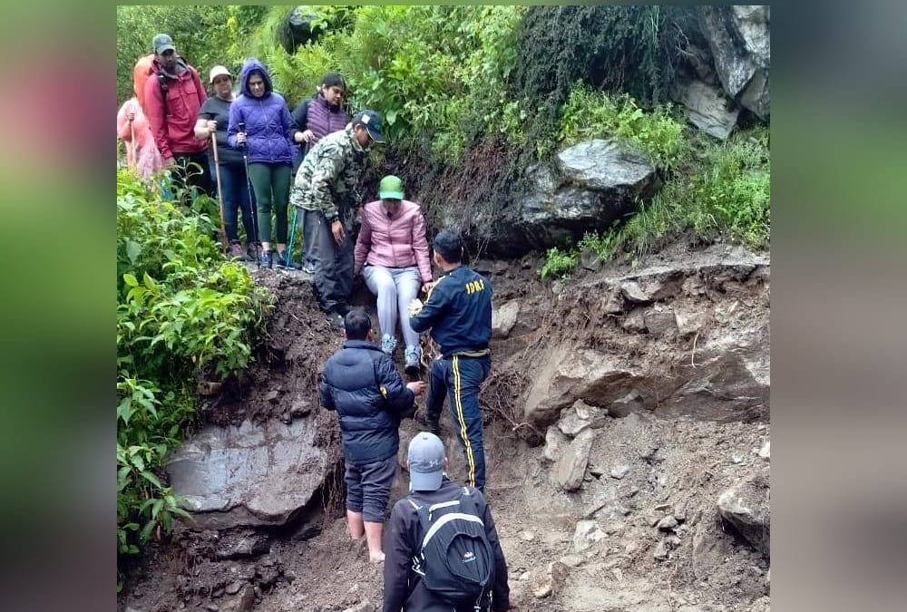 Uttarakhand weather News: Heavy rain in Valley of Flowers and 163 tourists rescued photos