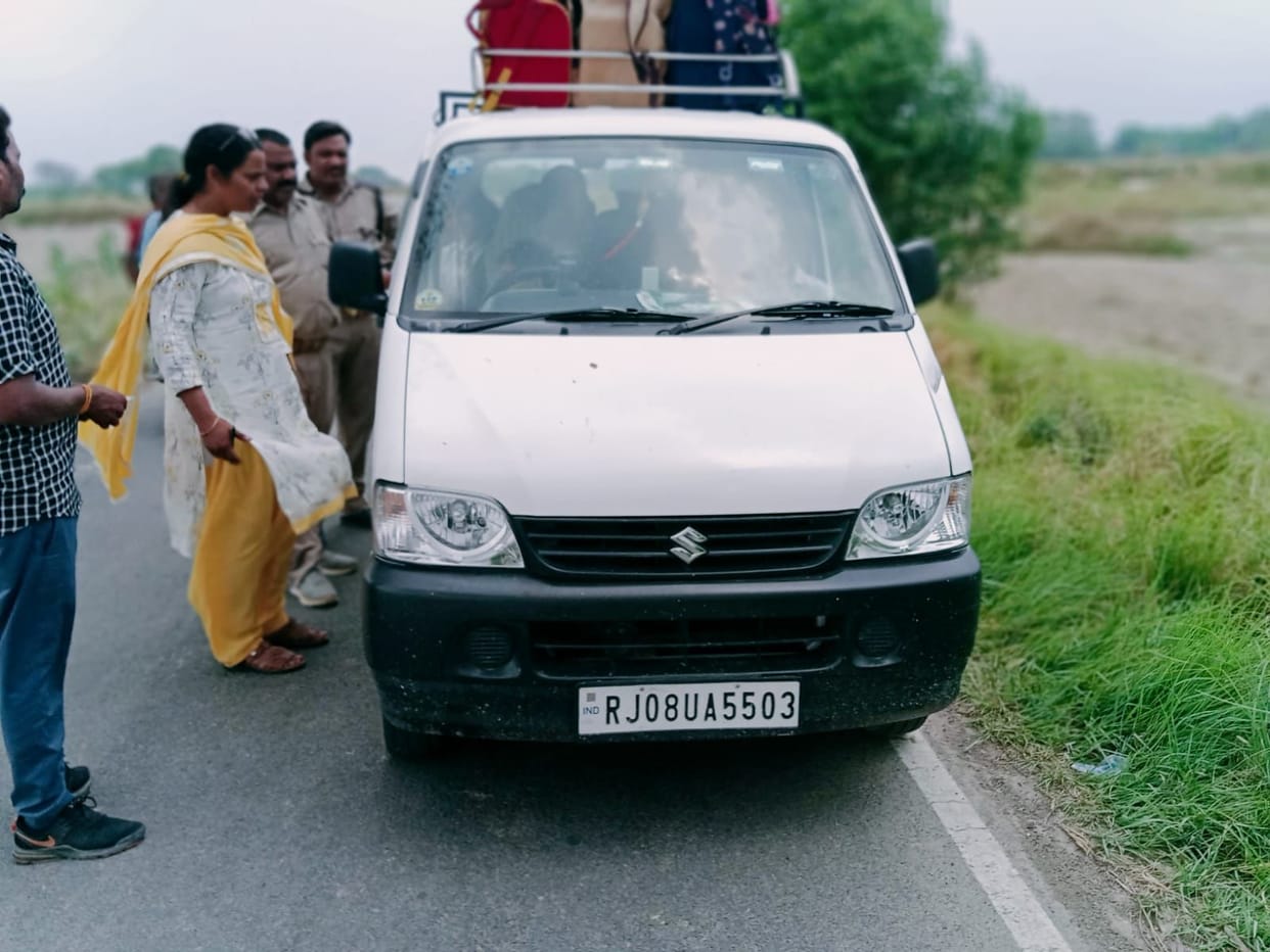 Auraiya: Challan of six school vehicles running without standard