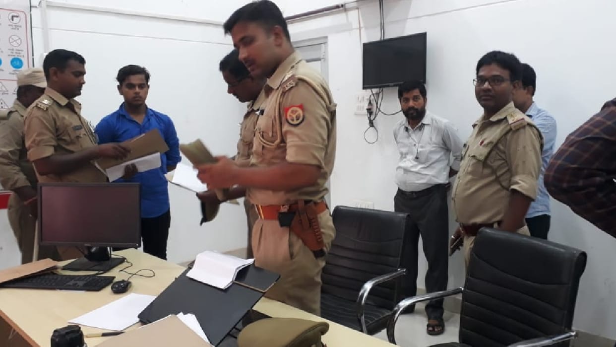 Ruckus of middlemen in DTI at gorakhpur