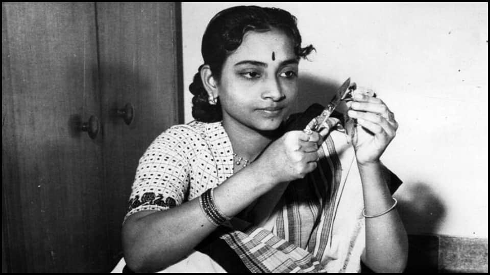 Geeta dutt death anniversary know about singer wedding life with guru dutt and her career struggle and popular song