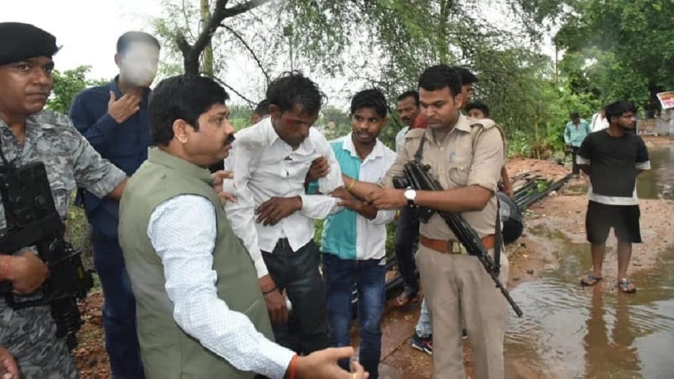 Jhansi UP minister Nand Gopal Gupta send youth injured in the road accident