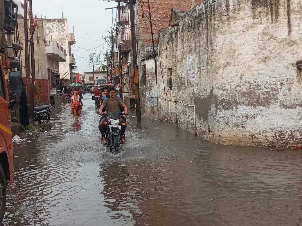 Hathras: Power system crippled due to rain, supply disrupted