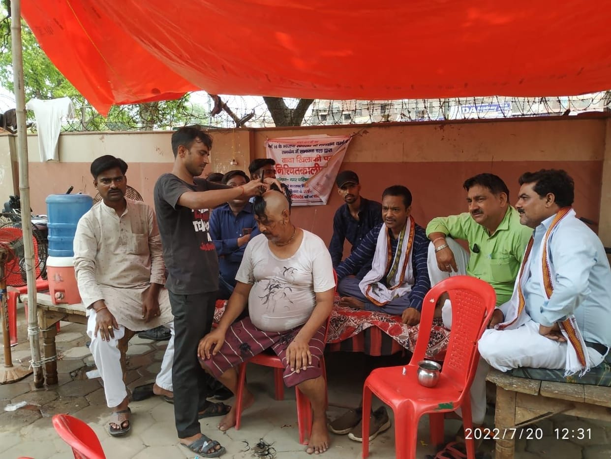 Hathras: Protest of members continues, one got shaved