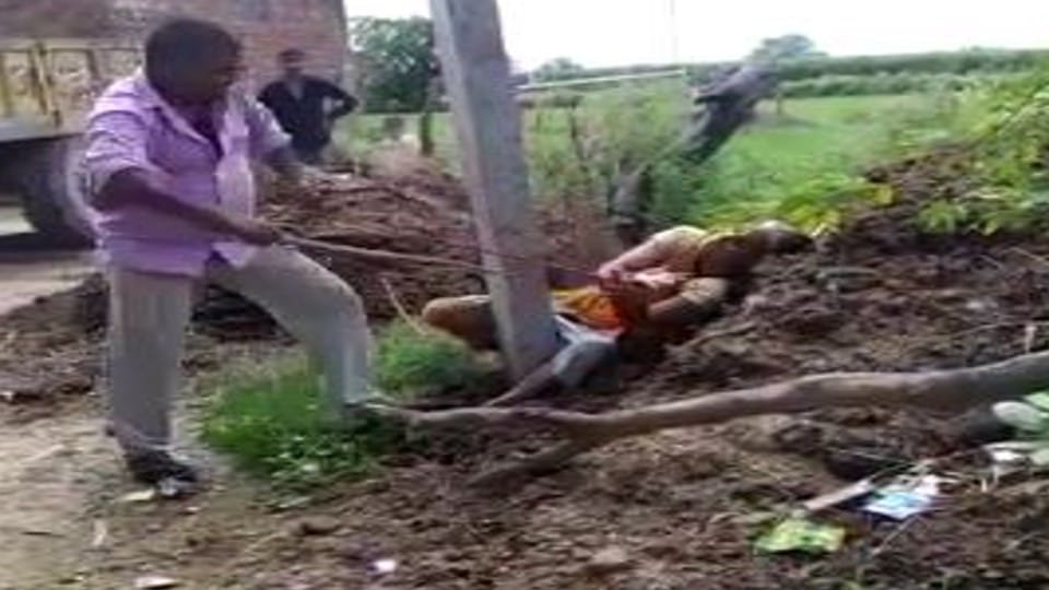 Husband brutally beats his wife by tying her to an electric pole in Agra