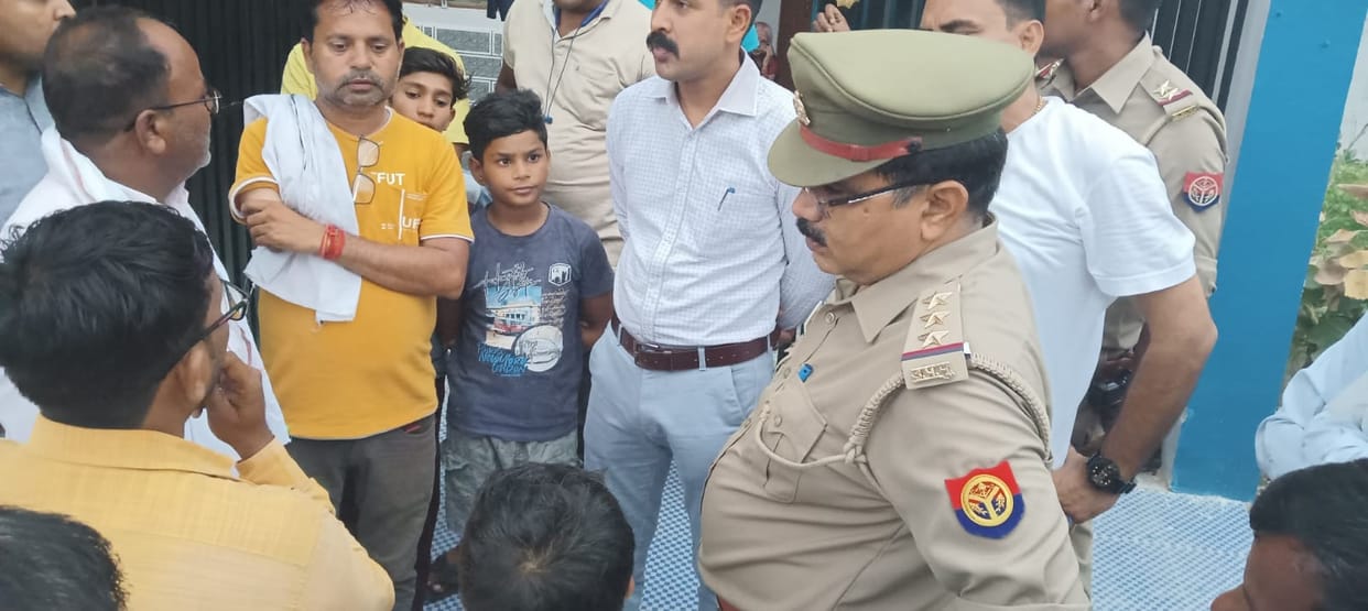 jewelry worth lakhs were looted in broad daylight from the teacher's residence in Mahoba, the miscreants carri