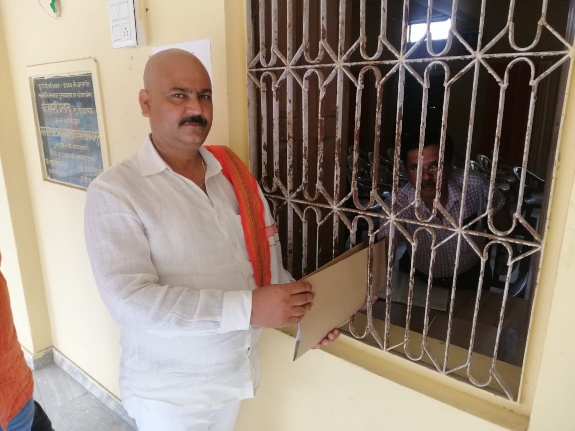 pradhaan pad ke lie chhah ne kiya naamaankan