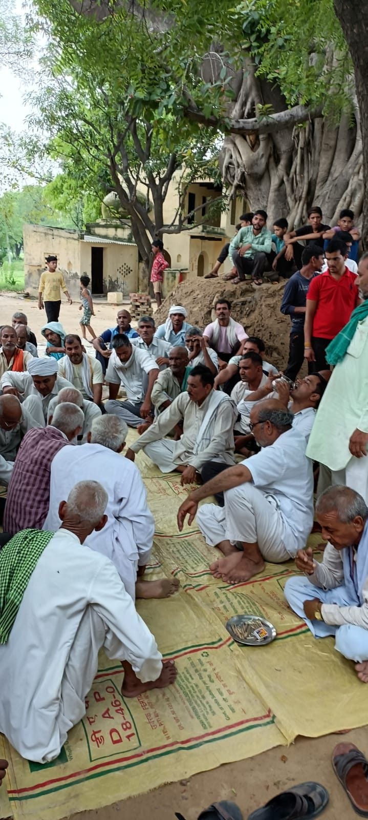 Hathras: Villagers troubled by the occupation warned of boycott of voting
