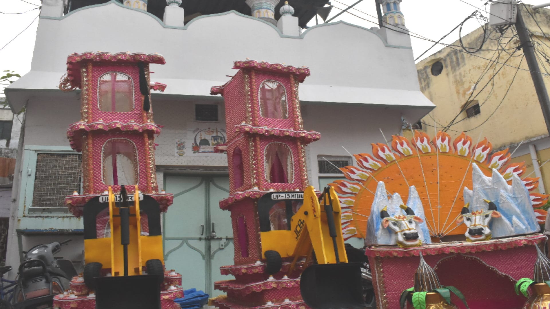 Kanwad Yatra 2022:  two and half feet Hnuman taking kanwad and Buldozer craze in kanwad yatra