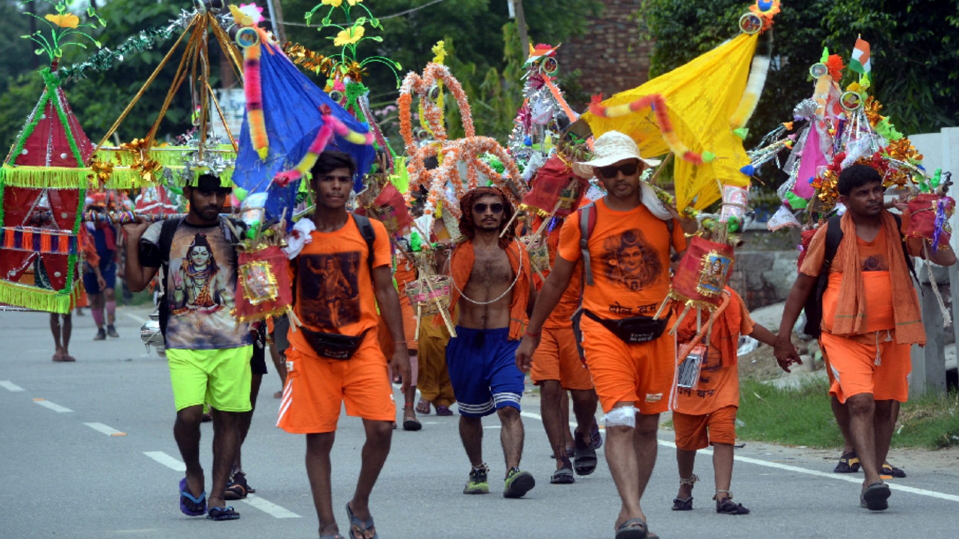 Kanwad Yatra 2022:  two and half feet Hnuman taking kanwad and Buldozer craze in kanwad yatra