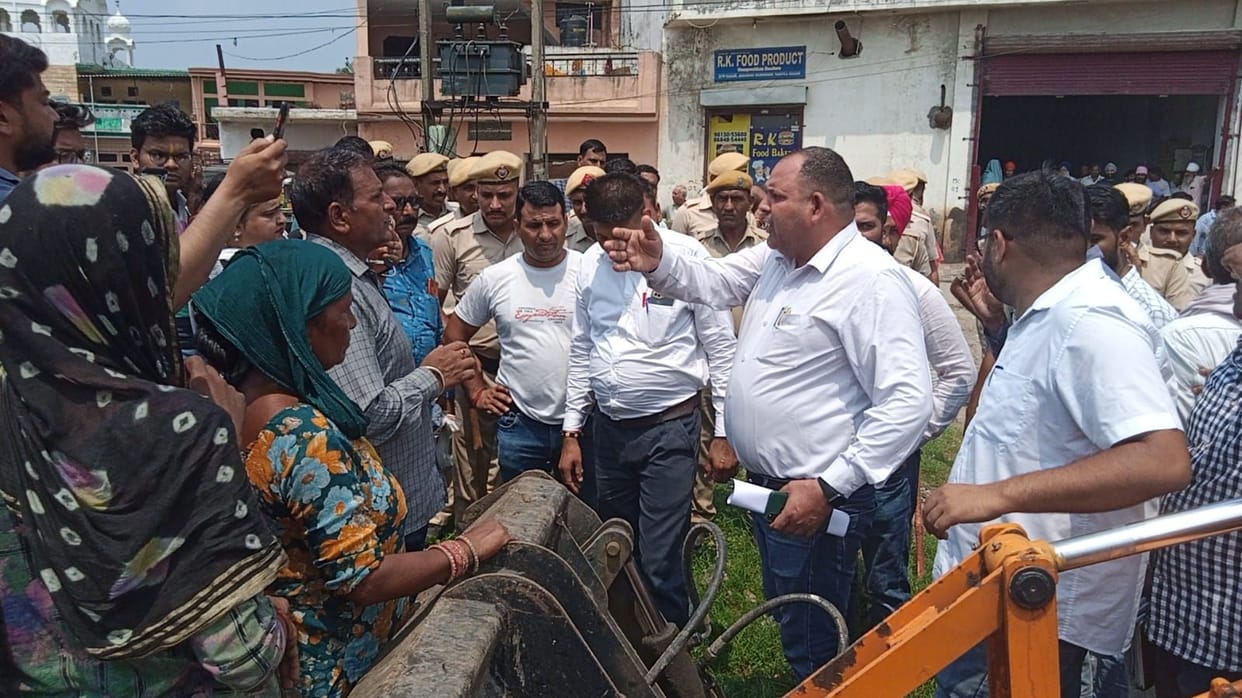 Corporation team arrived to remove the caves with police force, women adamant in front of JCB