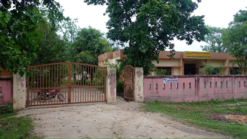 Hathras: If there are no doctors and workers, then what is the use of such PHC