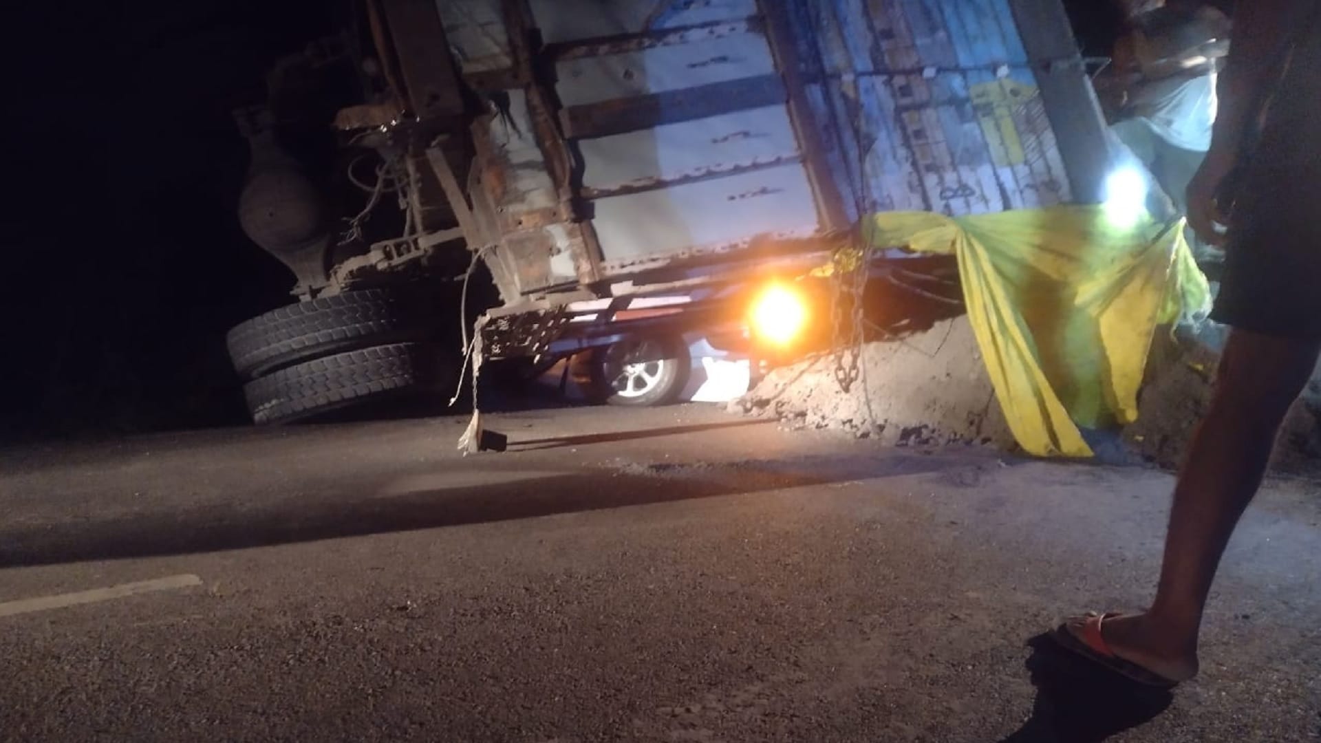 Big road accident on Allahabad highway in Rae Bareli, uncontrollable truck overturns on car