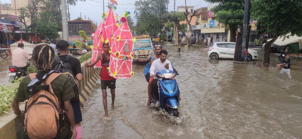 Kanwariyas forced to pass through dirty water in Sarsawa