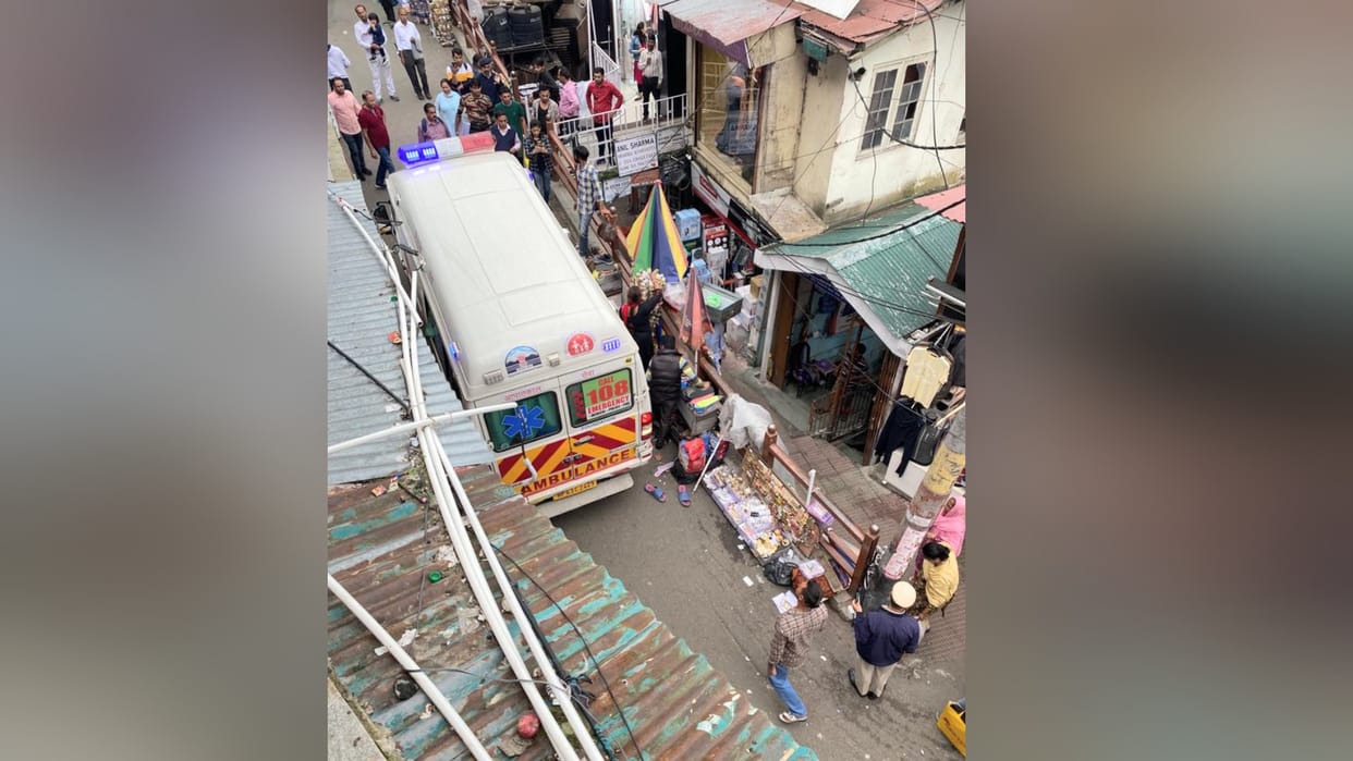 ambulance stuck in lower bazar shimla due to encroachment on road