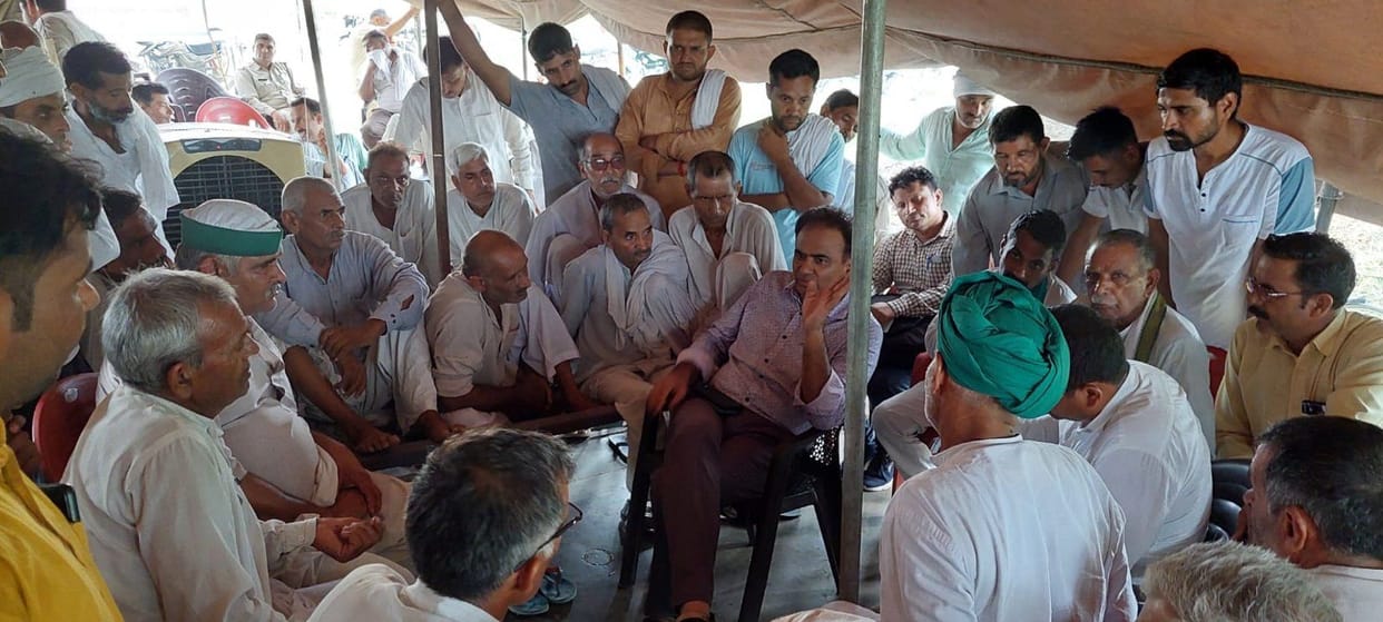 Tehsildar listened to the problem, farmers were adamant on the solution
