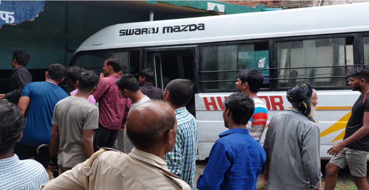 Rampur: Private bus collided with car and entered closed shop, 6 people injured