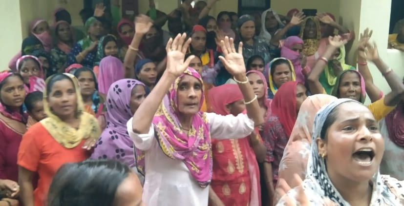 Angry women protested because the transformer was not changed