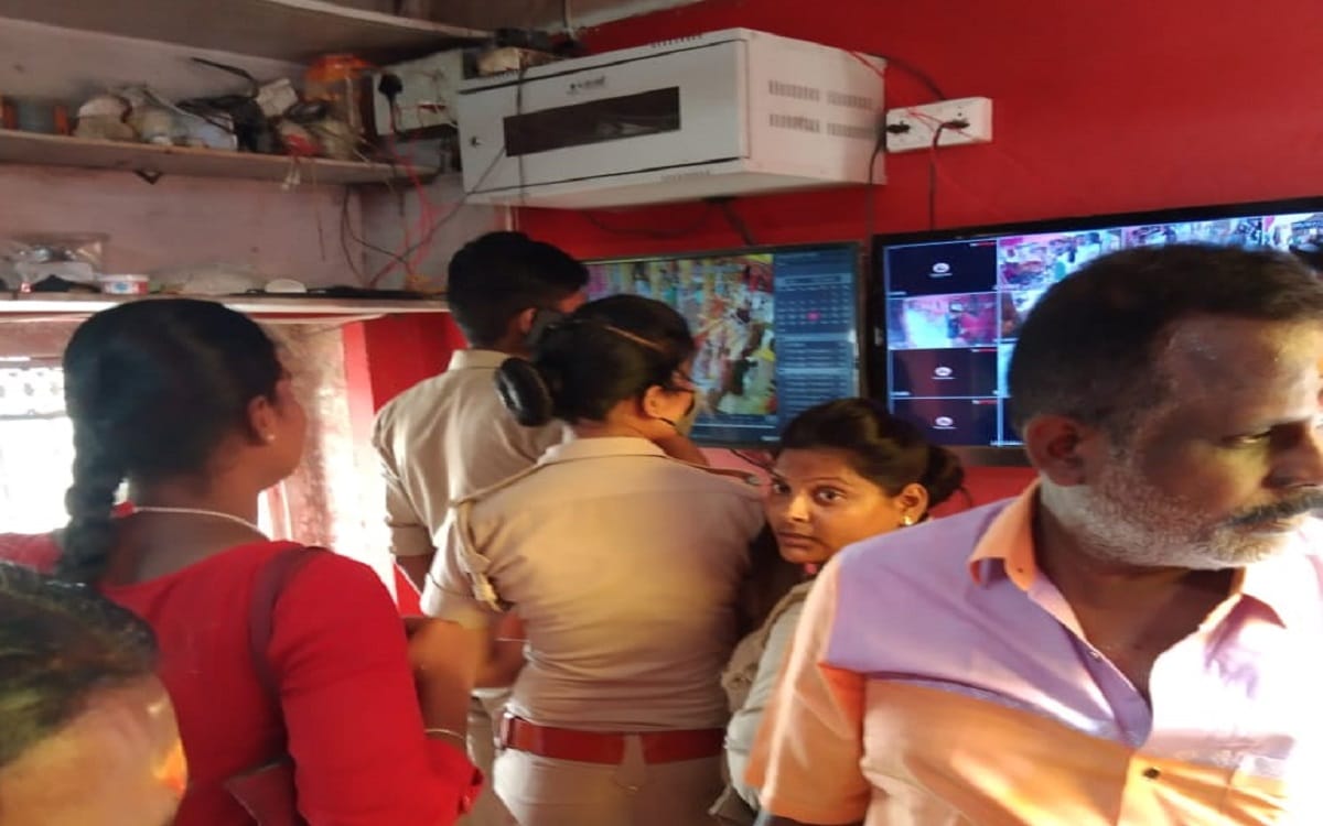 purse of female visitor from Hyderabad was stolen in Durgakund temple varanasi