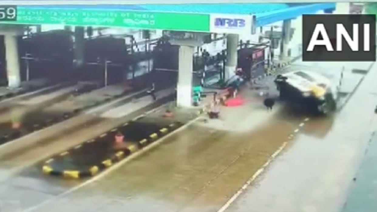 Karnataka Video Four injured after a speeding ambulance toppled at a toll gate near Byndoor Ambulance was carr