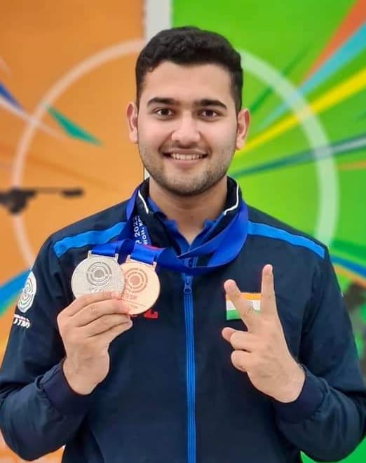 Anish won silver medal in team event of Shooting World Cup
