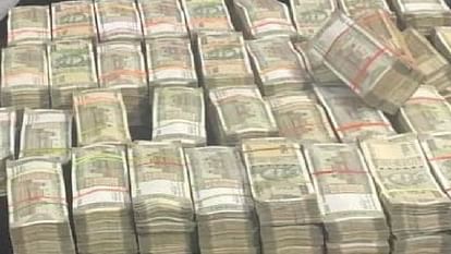 60 lakh rupees recovered from car trunk in Maharajganj