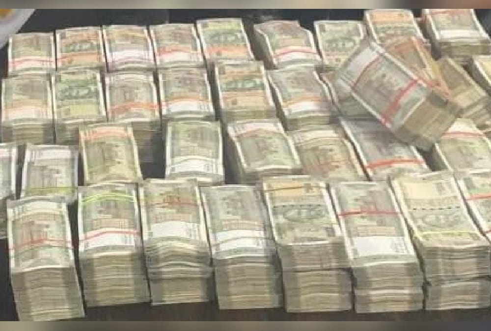 60 lakh rupees recovered from car trunk in Maharajganj