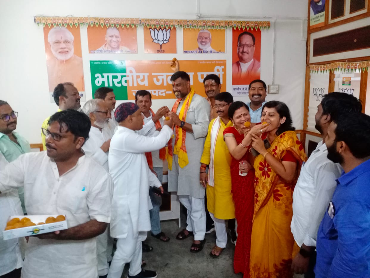 On the resounding victory of Presidential candidate Draupadi Murmu, BJP people expressed happiness by feeding each other sweets.