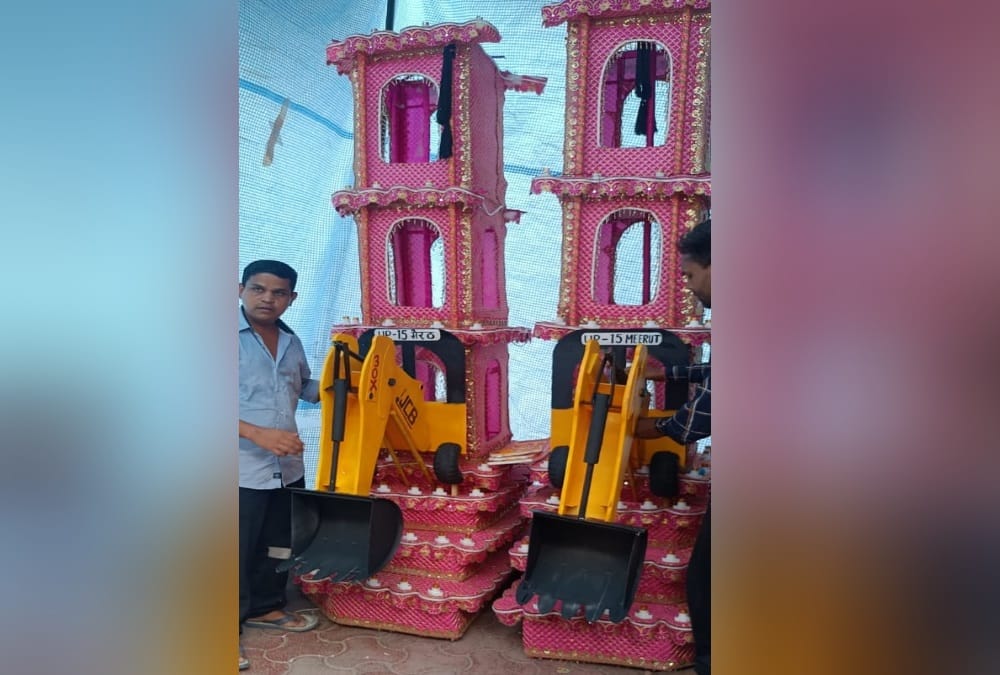 Kanwar Yatra 2022: Up youths make Modi yogi and Bulldozer Kanwar by 80 thousand rupees photos