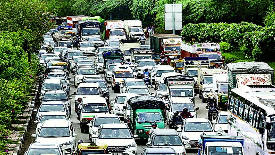 waterlogging took place in delhi after rain long jams on roads