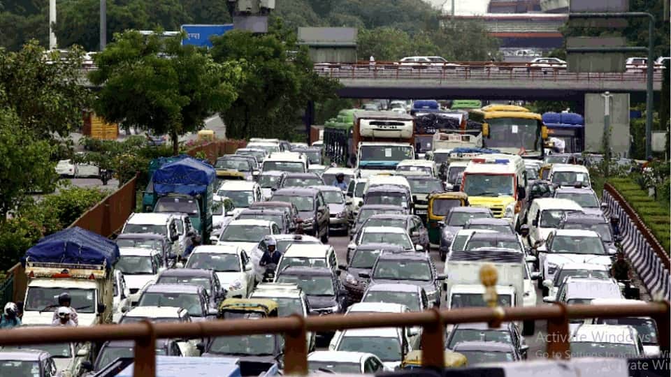 waterlogging took place in delhi after rain long jams on roads