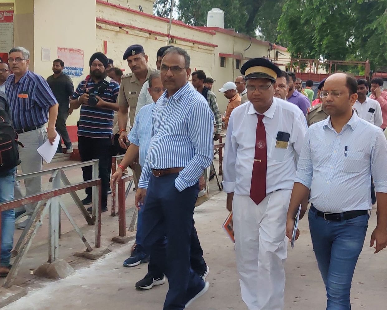 Chitrakoot: The gate of the railway station will be built in the shape of a temple, the General Manager and DRM of North Central Railway inspected