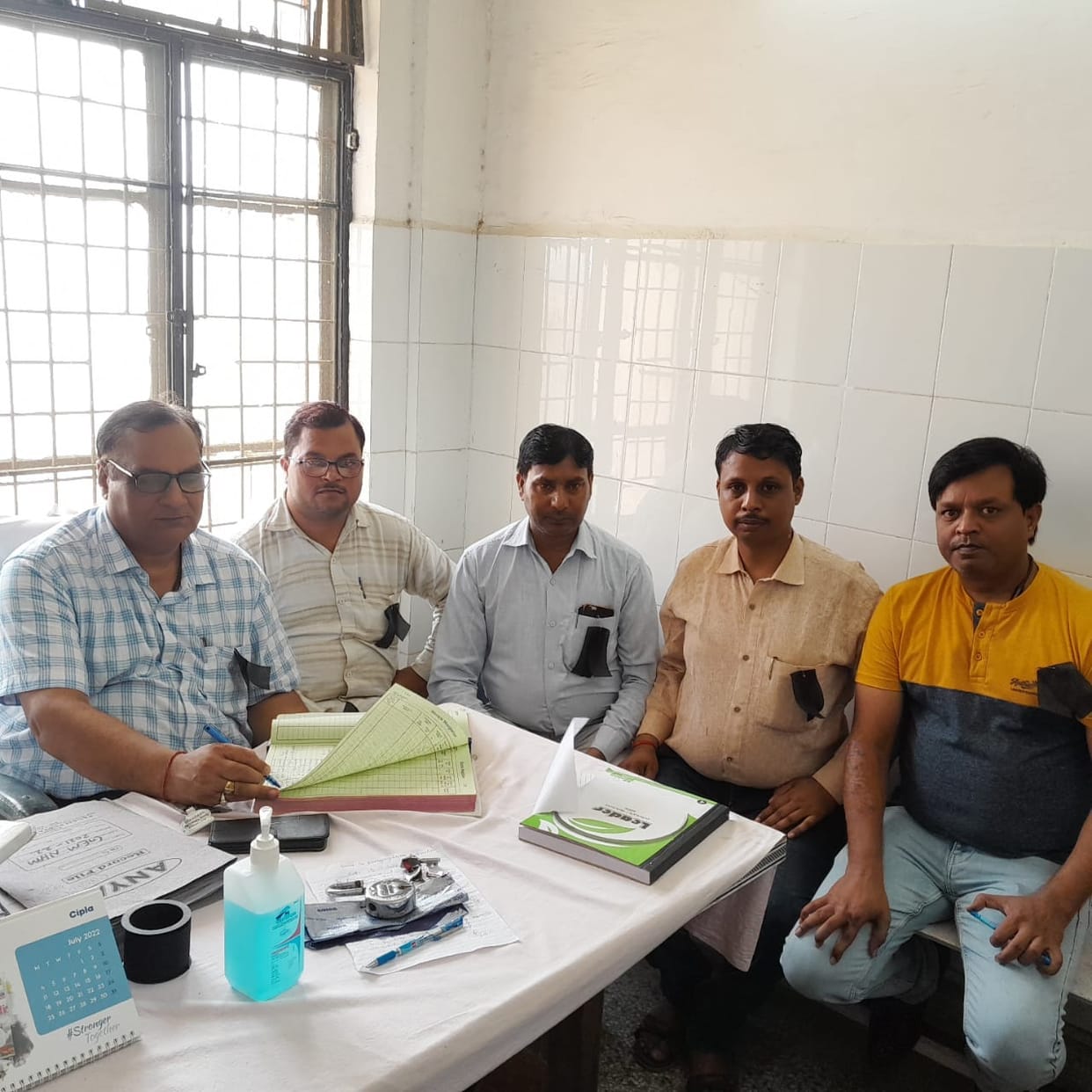 Auraiya: Paramedical staff did black tape in protest against transfer