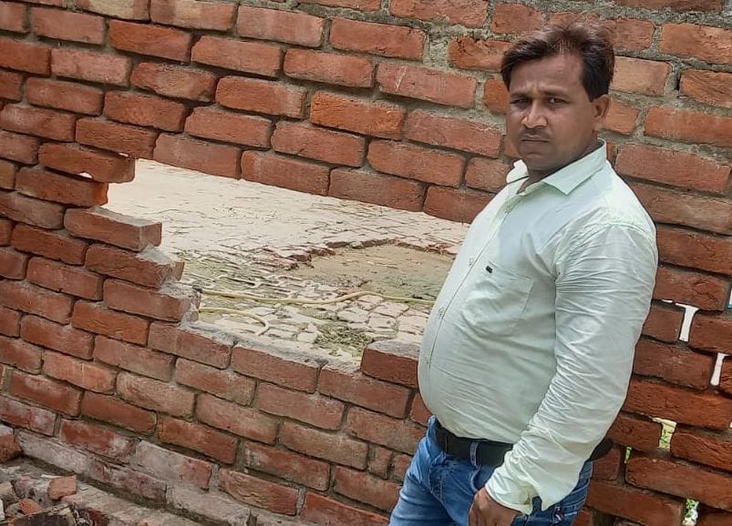 Hardoi, Cash-mobile theft by breaking into the wall