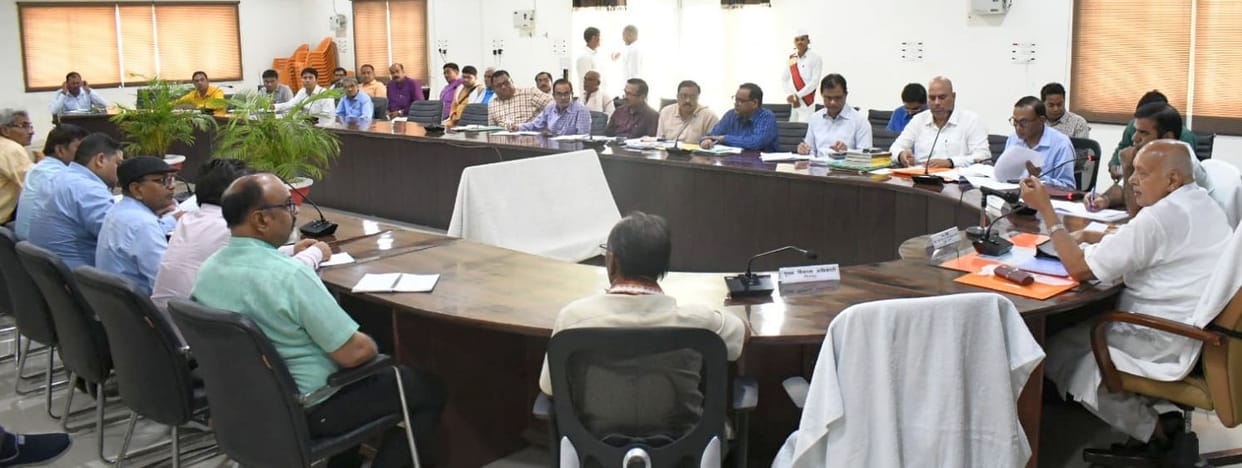 Chitrakoot: Bad transformer should be changed in 24 hours, cabinet minister gave instructions in meeting in Collectorate building