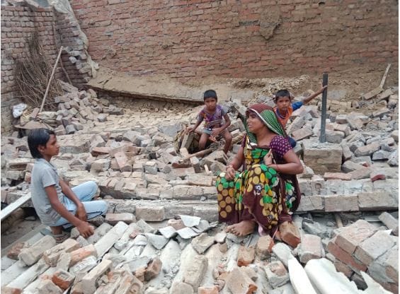 Hathras: The beam of the house fell, couple injured