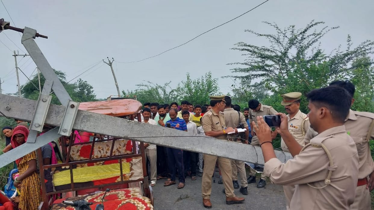 Amroha Electric pole fell on rickshaw going to pick up students driver dies