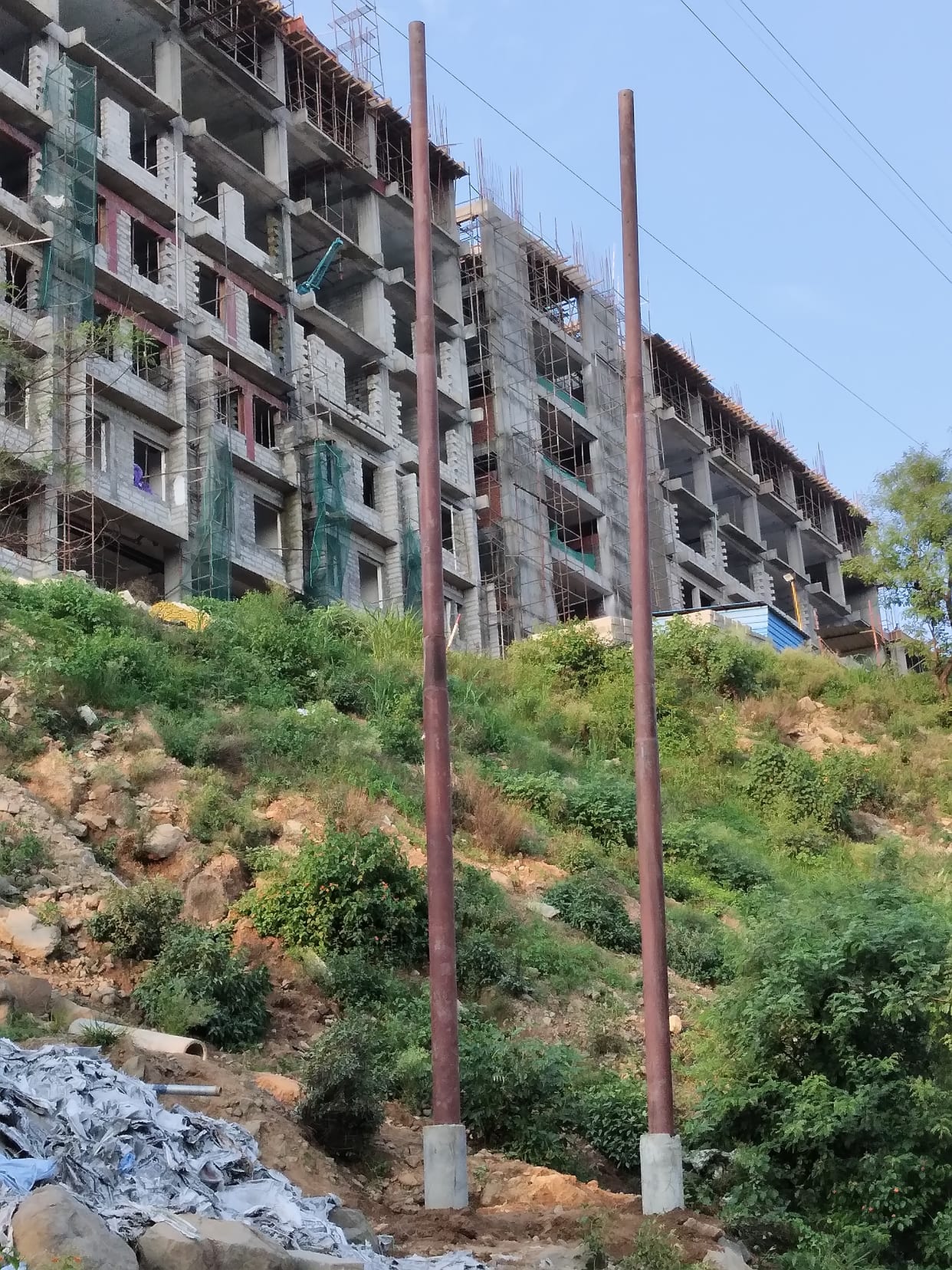 The work of laying the power line in the medical college started