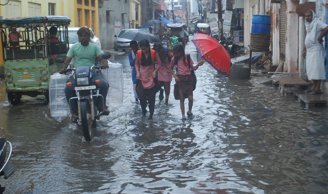 Hathras: Rain brought relief from the heat, disaster caused by waterlogging