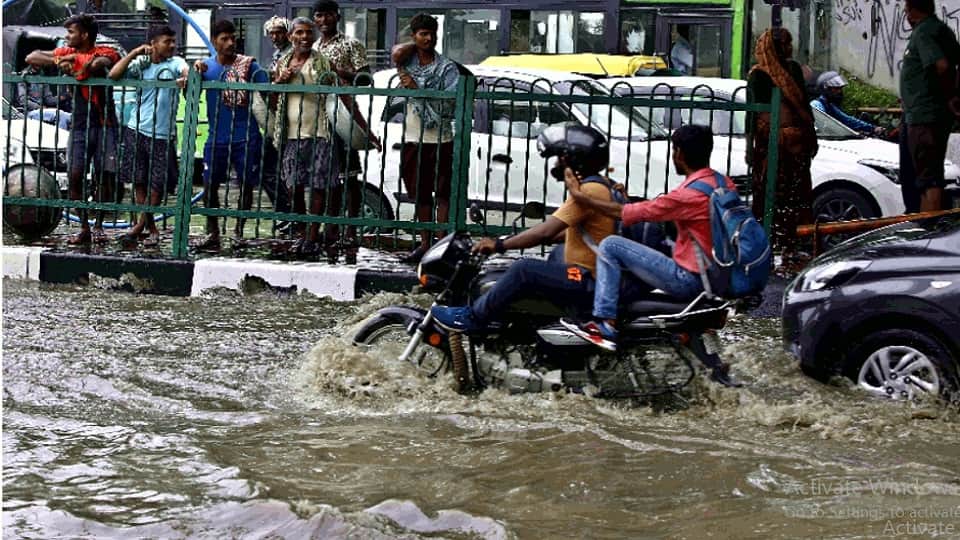 waterlogging took place in delhi after rain long jams on roads