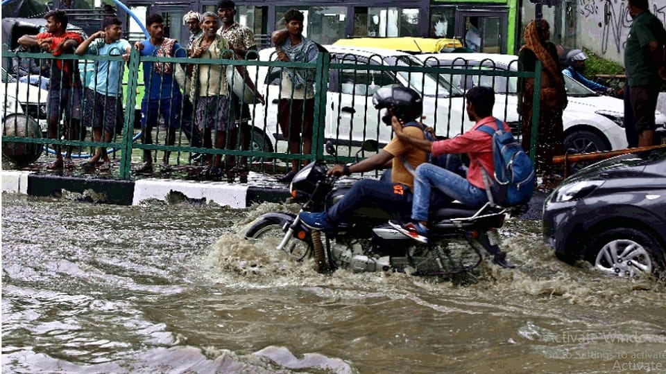 waterlogging took place in delhi after rain long jams on roads