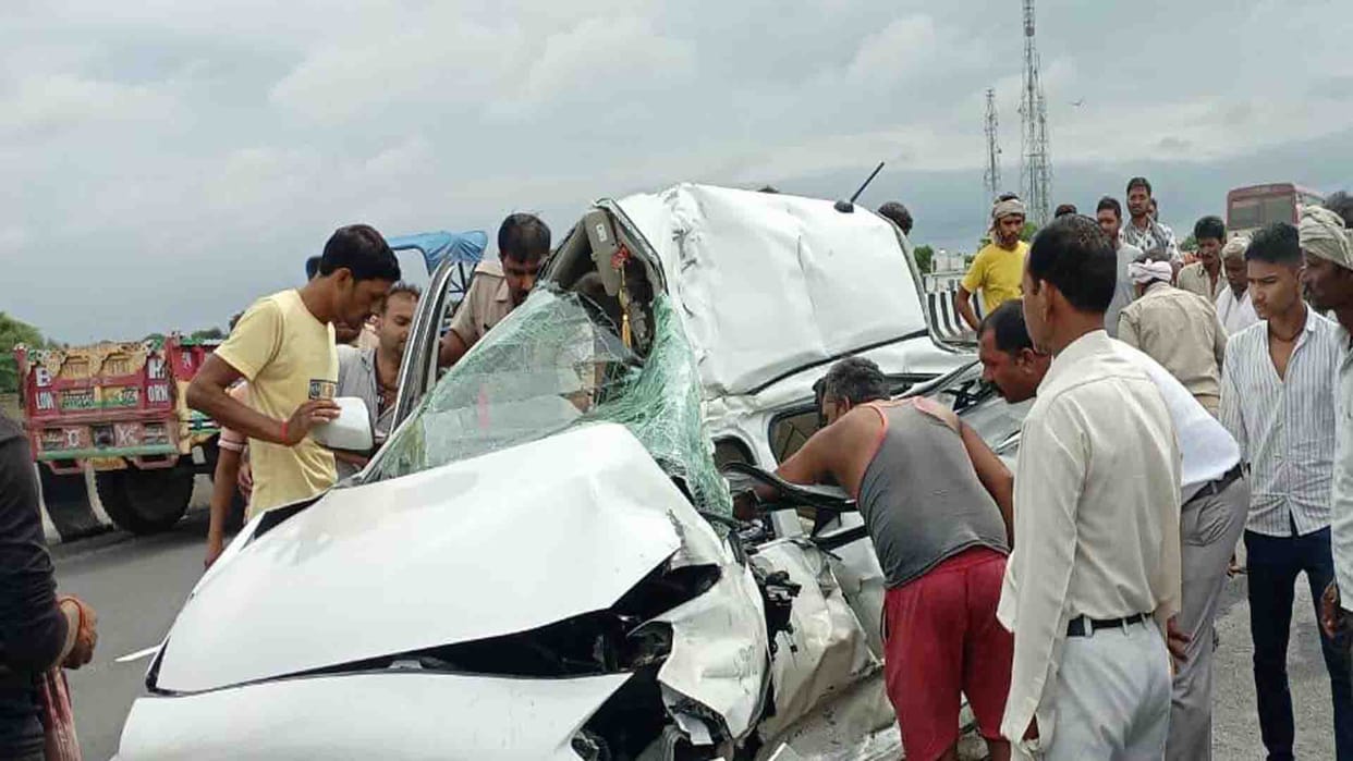 Jalaun Accident: Truck collides with car, one died, two injured