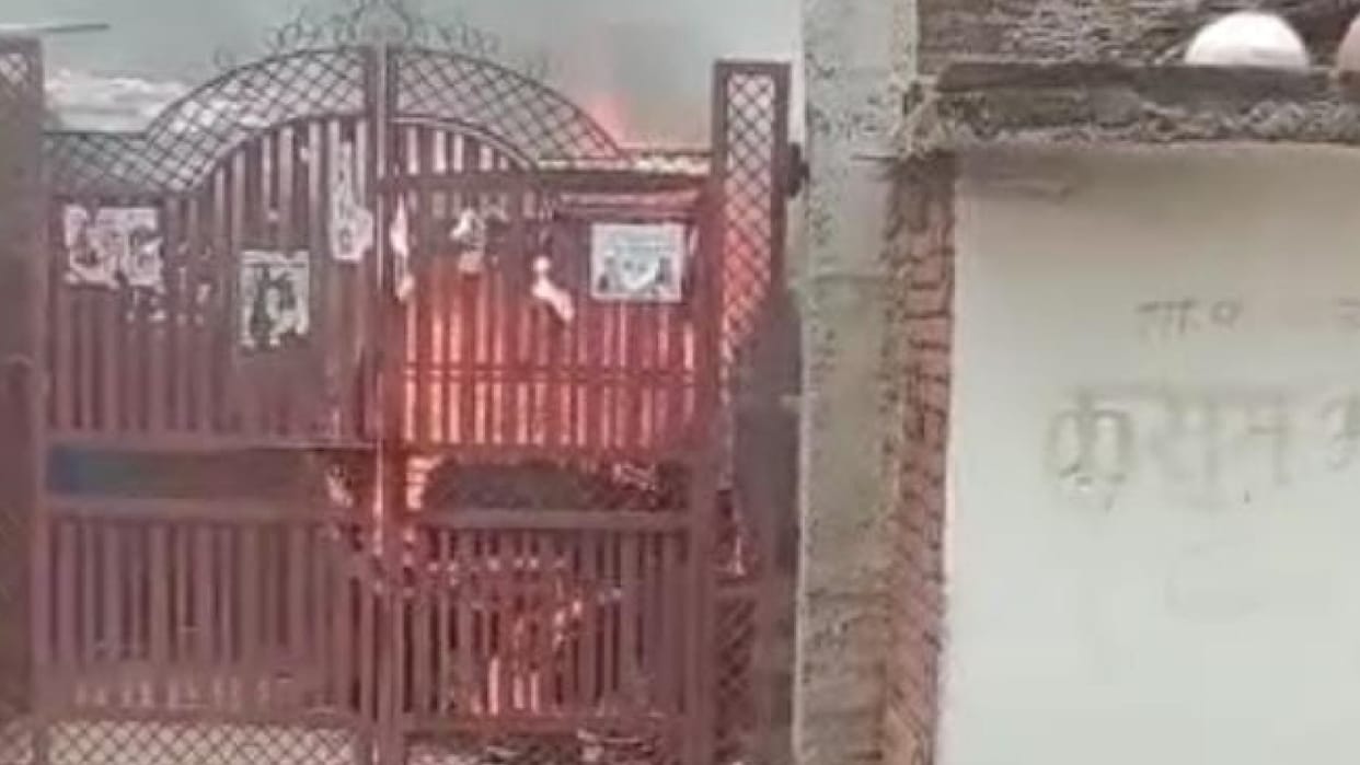 Fire in Maruti car in Chhatarpur, accident happened while refilling LPG gas, car burnt down
