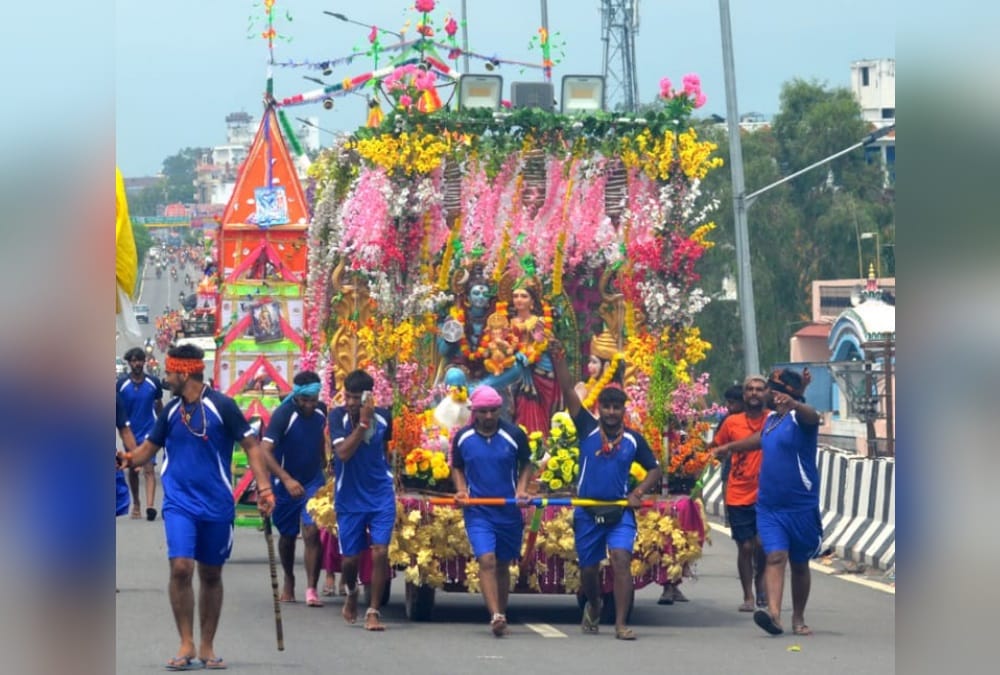 Kanwar Yatra 2022: youth pointed hook on his back and Pulled kanwar from haryana to haridwar