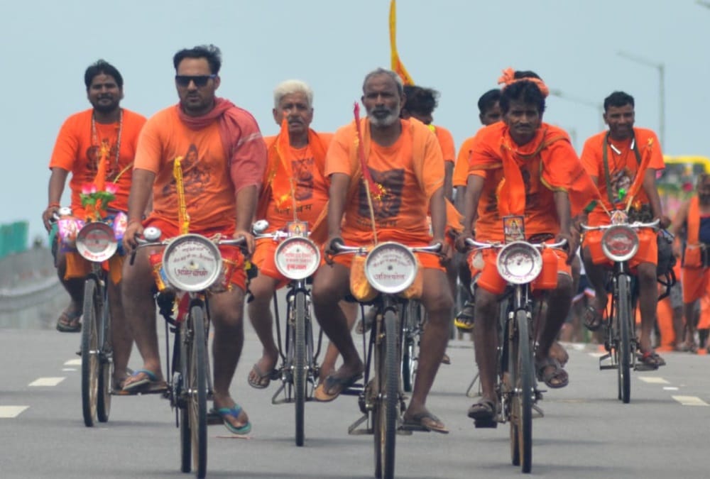 Kanwar Yatra 2022: youth pointed hook on his back and Pulled kanwar from haryana to haridwar