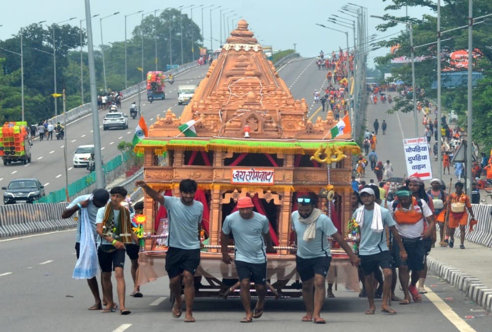 Kanwar Yatra 2022: youth pointed hook on his back and Pulled kanwar from haryana to haridwar