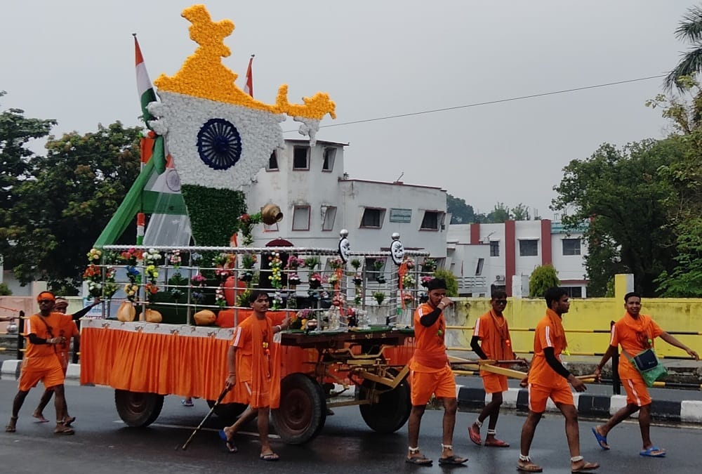 Kanwar Yatra 2022: Up youths make Modi yogi and Bulldozer Kanwar by 80 thousand rupees photos