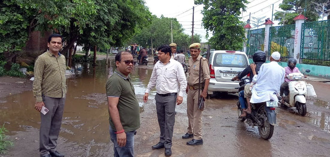 Waterlogging started on the path of the school