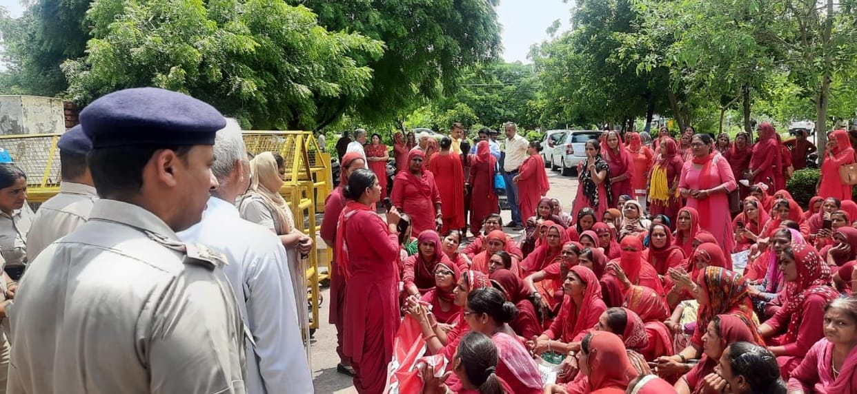 Asha workers protest to increase pay scale, memorandum submitted to SDM